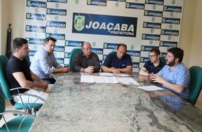 Prefeito assina mais uma ordem de serviço para pavimentação de rua