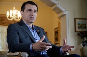 Carlos Moisés é absolvido no caso do reajuste dos procuradores