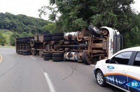 Condutor fica ferido ao tombar carreta em Lacerdópolis