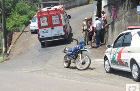 Motociclista ferido em acidente entre moto e Fusca em Herval d´Oeste