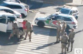 PM encontra droga com motorista de caminhonete em Herval