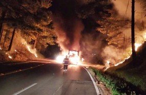 Ônibus de turismo é destruído por incêndio na BR-282