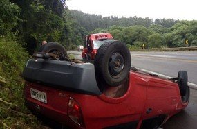 Condutora capota carro após perder controle da direção na BR-153