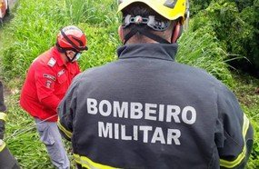 Três pessoas ficam feridas após veículo despencar em ribanceira