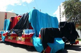 Carros alegóricos já estão posicionados para o desfile