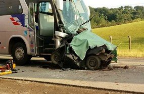 Jovem morre após carro ficar prensado entre ônibus e caminhão