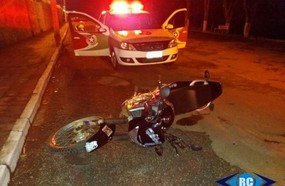Adolescente fica ferido após cair de moto durante perseguição policial