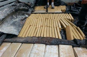 Meia tonelada de maconha escondida em fundo falso de caminhão