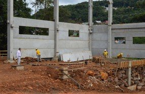 Prefeito interino visita obras em andamento
