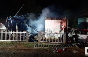 Casa e veículo são destruídos por incêndio em Ibicaré