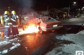 Incêndio destrói veículo no centro de Herval d´Oeste