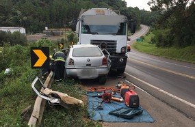Jovem morre em colisão frontal contra caminhão na BR-282