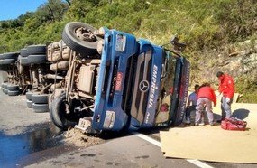 Motorista fica ferido ao tombar caminhão na BR-153