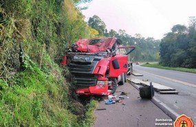 Motorista fica ferido após colidir carreta em paredão de pedras