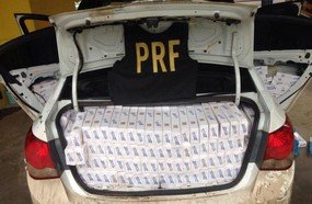 PRF apreende veículo roubado abarrotado de cigarros