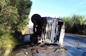 Motorista fica ferido ao tombar caminhão leiteiro na SC-355
