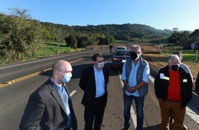 Governador vistoria obras da SC-467, entre Jaborá e Ouro