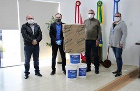 Empresa Irani doa luvas, máscaras e álcool em gel para Joaçaba