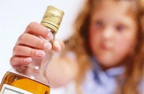 Polícia prende rapazes por servirem bebida alcoólica a menores