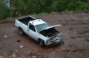 Motorista despenca com veículo em barranco