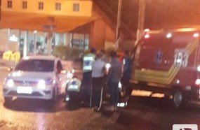Colisão entre carro e moto deixa mulher ferida na saída da ponte