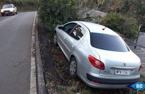 Veículo sai da pista e por pouco não despenca sobre residência