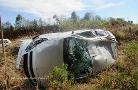 Capotamento deixa mulher ferida na SC-135