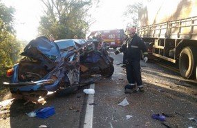 Mulher morre após colisão entre fusca e carreta na BR-153