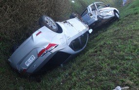 Veículos capotam fora da pista após colisão em Erval Velho