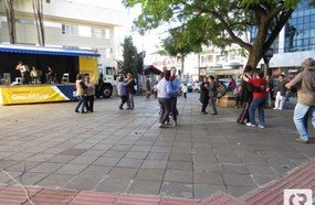 Arrasta pé em frente à Prefeitura