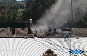 Incêndio em frigorífico mobiliza Bombeiros