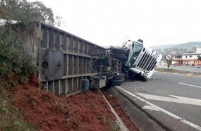 Carreta tombada provoca acidente no trevo de Erval Velho