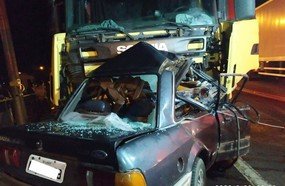 Colisão entre carro e caminhão mata três pessoas na BR-116