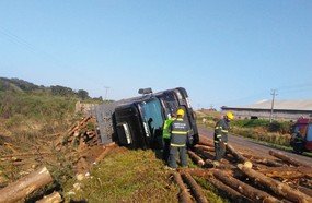 Carreta carregada com toras tomba em Campos Novos