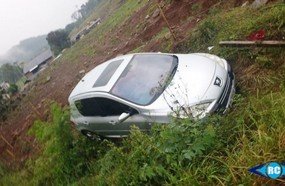 Carro com mãe e filha sai da pista em Lacerdópolis