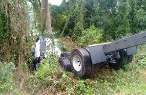 Motorista despenca com caminhão novo em ribanceira na BR-153