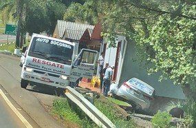 Carro de Joaçaba colide em bar no interior de Jaborá