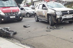 Adolescente bate em viatura da PM ao tentar fugir de abordagem