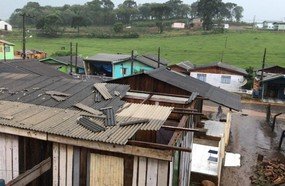 Temporal destelha cerca 25 casas em Monte Carlo