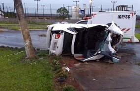 Policial militar morre após colidir veículo em poste na BR-282