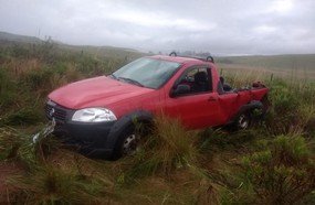 Motorista fica ferido após capotar veículo em Água Doce
