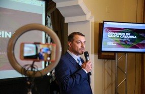 Governador reassume cargo com proposta de investimentos