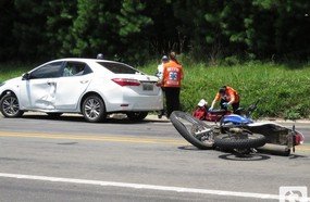 Motociclista fica ferido em colisão contra carro na BR-282