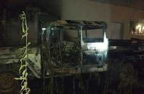 Incêndio destrói veículo e atinge cooperativa desativada