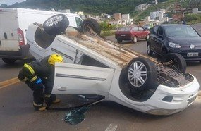 Colisão seguida de capotamento deixa dois feridos em Videira