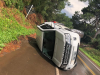 Motorista tomba veículo após aquaplanar na BR-282
