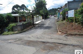 ??? Placa anuncia que obra deveria estar concluída