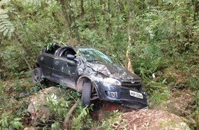 Veículo de Tangará despenca em ribanceira na BR-153
