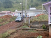Moradores puxam veículos com cordas no bairro Santo Antônio