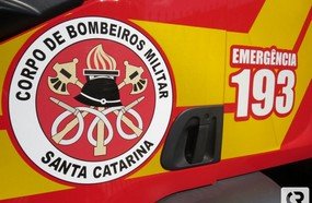 Bombeiros são acionados para atender incêndio em veículo